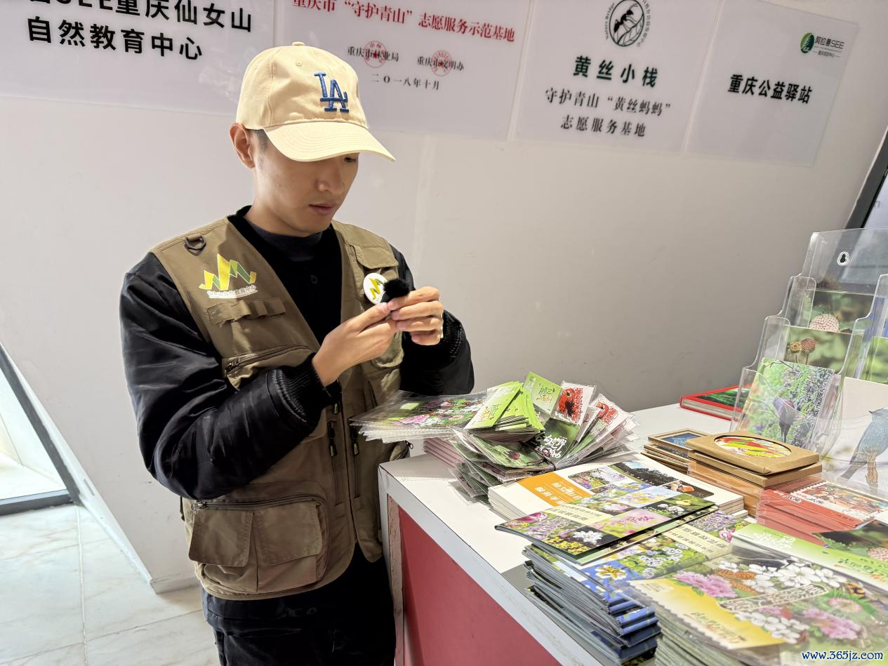 重庆少女山当然种植中心责任主说念主员正在先容文创家具。东说念主民网记者 欧阳易佳摄